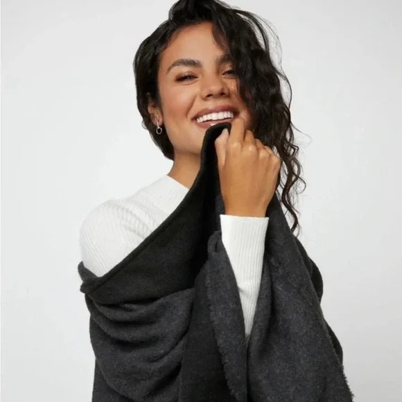 Isaac Mizrahi Cape, Black & Grey, NWOT, One Size - Picture 3 of 7